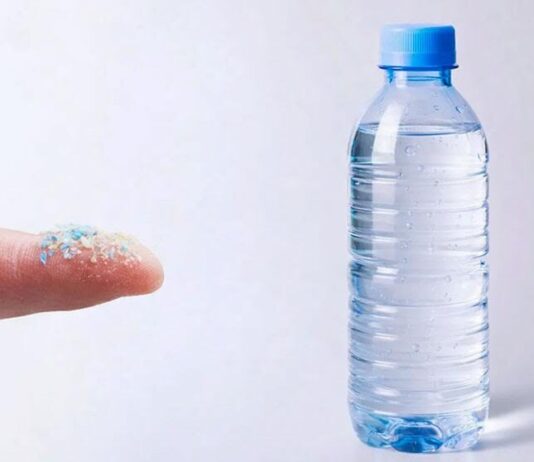 Un dispositivo para el hogar que elimina micro y nanoplásticos del agua